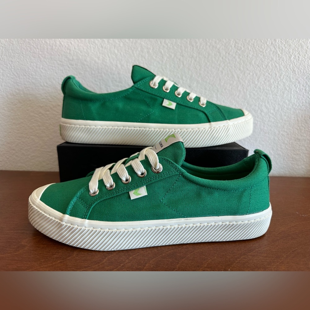 Cariuma Oca Low Green Canvas
Sneaker Women's Size 9 / Men 7.5
US